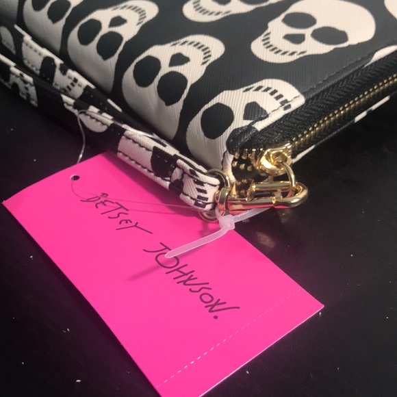 Betsey Johnson, Black with White Skull Heads Wallet - Picture 4 of 7